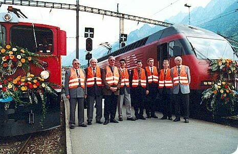 Ein Teil der Behördendelegation flankiert vor den Loks Rätia und Curia