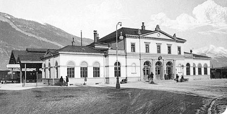 Das Aufnahmegebäude von 1878. Kernbau der heutigen Anlage, dahinter die hölzerne Einsteighalle.  Stadtarchiv Chur